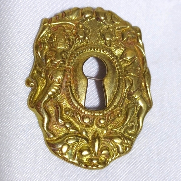 WILLIAMSBURG KEY HOLE BROOCH brass and iron reproduction COLLECTORS ITEM